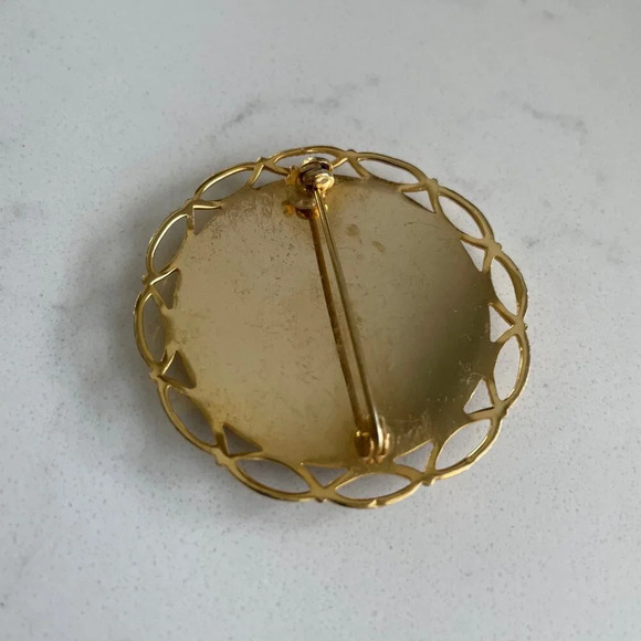 Vtg Spanish Damascene Round Engraved Golden Birds & Flora Filigree Metal Brooch - Picture 3 of 4